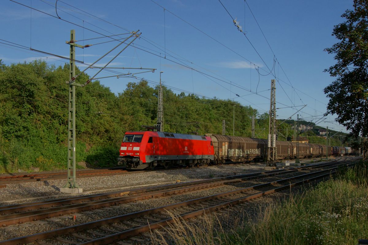 152 133 ist am Abend des 29.06.2016 mit einem Güterzug in unbekannter Richtung unterwegs und verlässt gerade den Bahnhof Veitshöchheim.