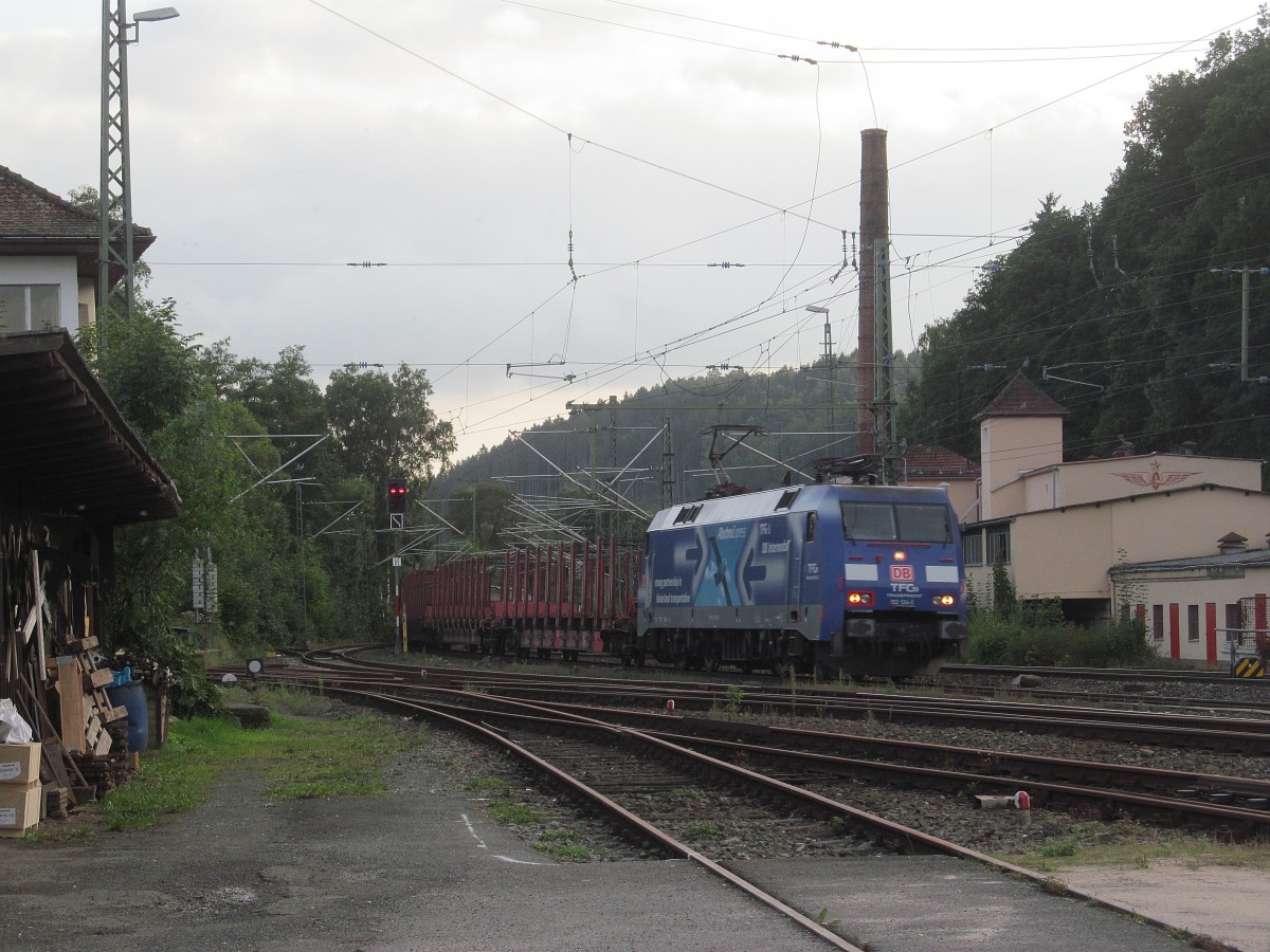 152 134-3  Albatros Express  zieht am 21. September 2013 einen gemischten G�terzug durch Kronach.