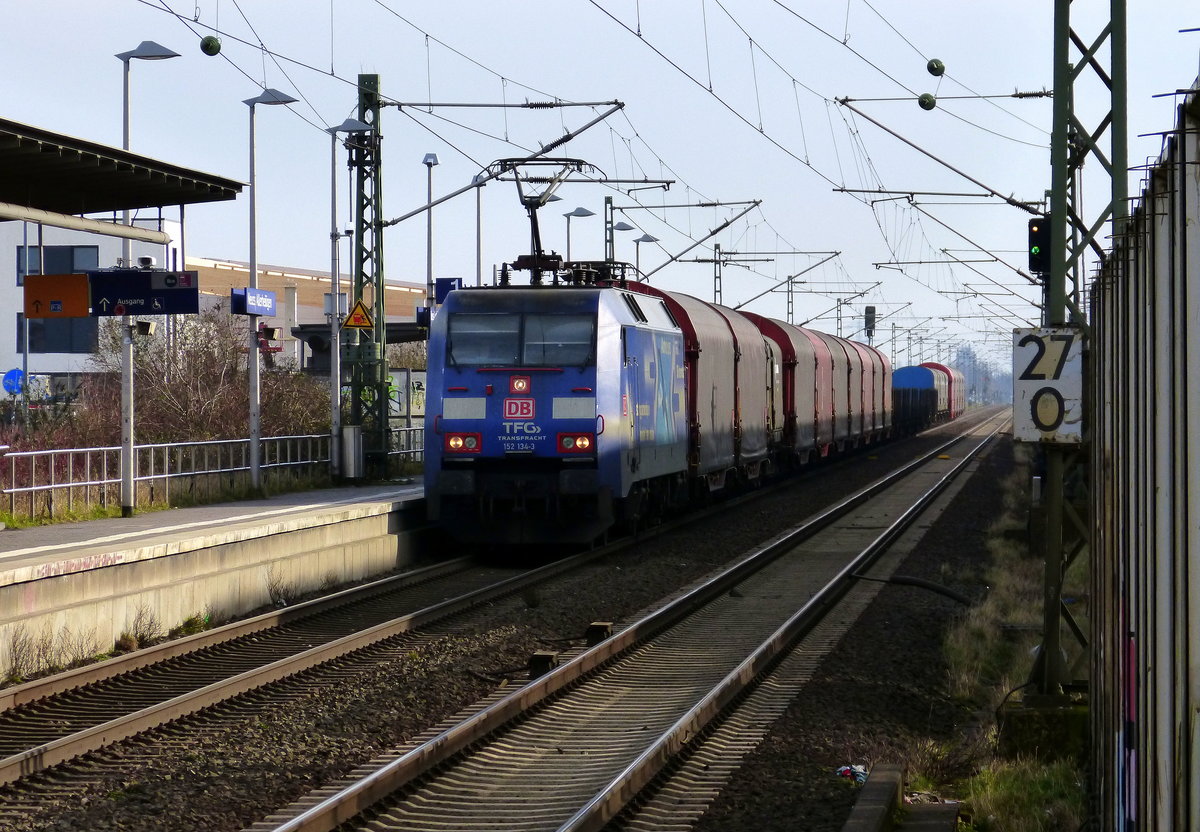 152 134-3 (DB/TFG-Transfracht) kommt mit einem Aluzug aus Nievenheim nach Göttingen und kommt aus Nievenheim und fährt durch Neuss-Allerheiligen in Richtung Norf,Neuss-Süd,Neuss-Hbf. Aufgenommen vom Bahnsteig 2 in Neuss-Allerheiligen. 
Bei Sonnenschein am Kalten 17.2.2018.