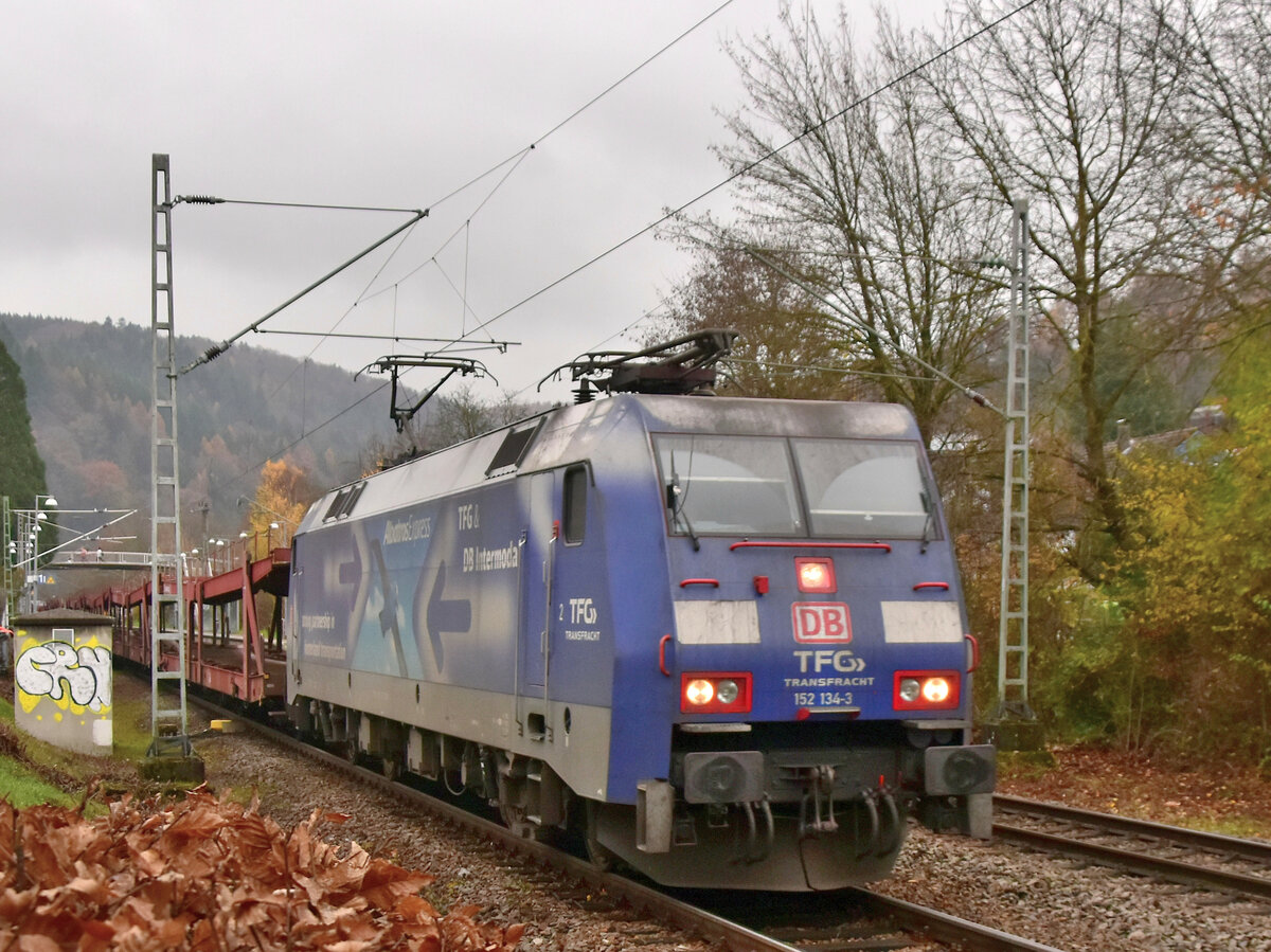 152 134-3 kommt zwei Tage nach dem sie mit einem beladenen Audizug gen Norden gefahren ist mit einem Leerzug nach Bad Friedrichshall Hbf nun durch Neckargerach wieder zurück. 30.11.2022