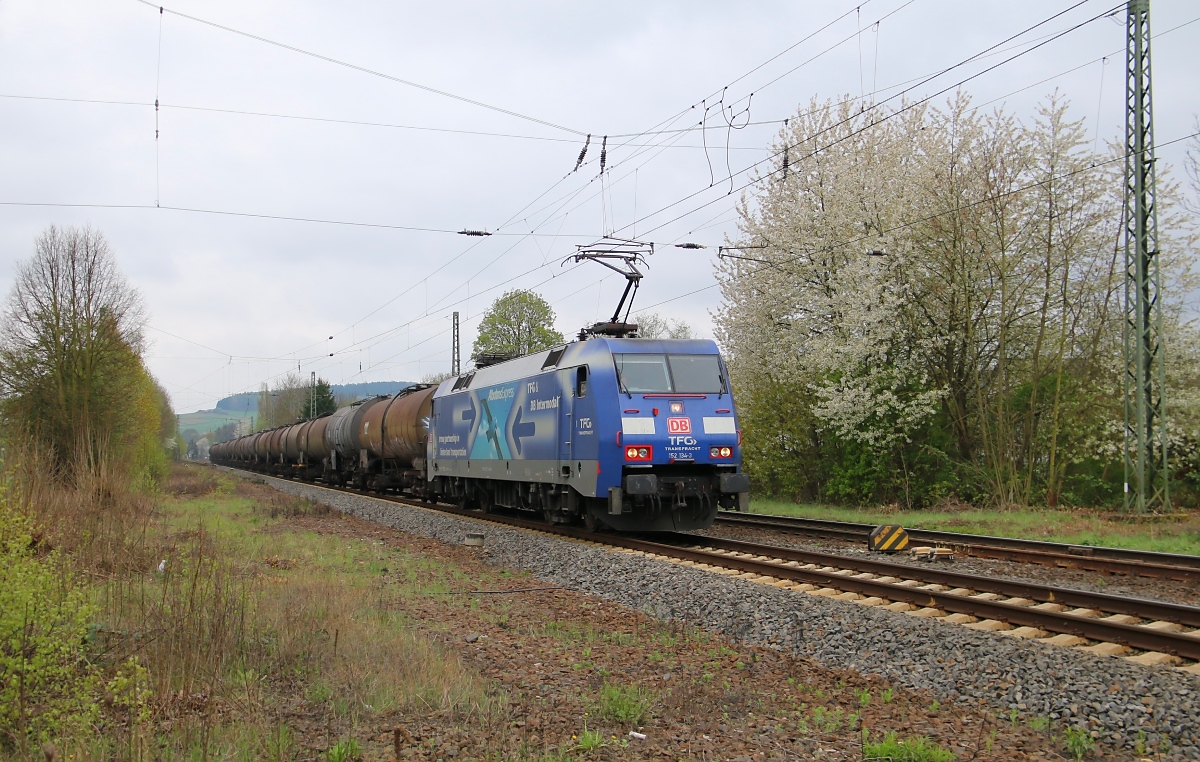 152 134-3 mit Kesselwagenzug in Fahrtrichtung Norden. Aufgenommen beim BÜ Eltmannshausen/Oberhone am 10.04.2014.