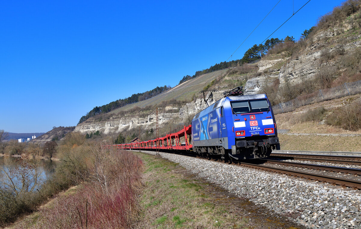152 134 mit einem leeren Autozug am 09.03.2022 bei Himmelstadt.