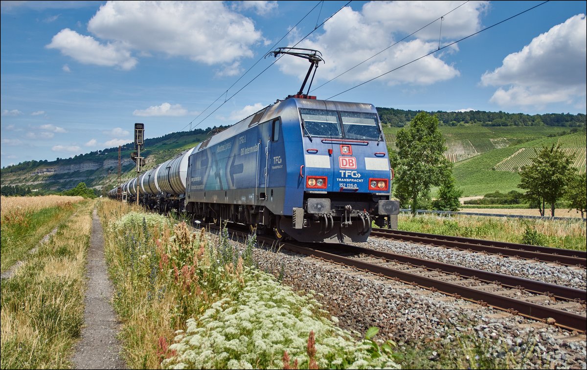 152 135-0 von der TFG ist mit einen Kesselzug bei Thüngersheim am 05.07.2017 zu sehen.