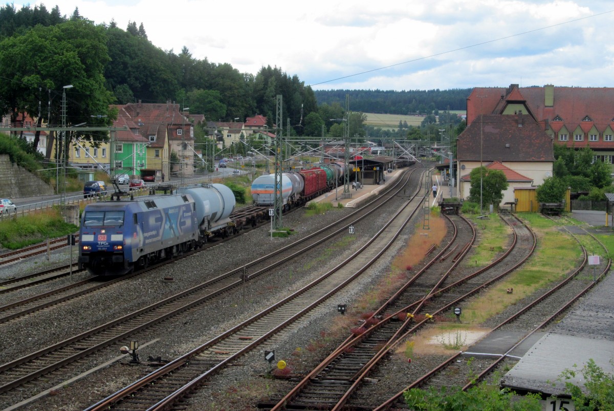 152 135-0  TfG Transfracht  zieht am 25. Juni 2014 einen gemischten Güterzug durch Kronach in Richtung Lichtenfels.