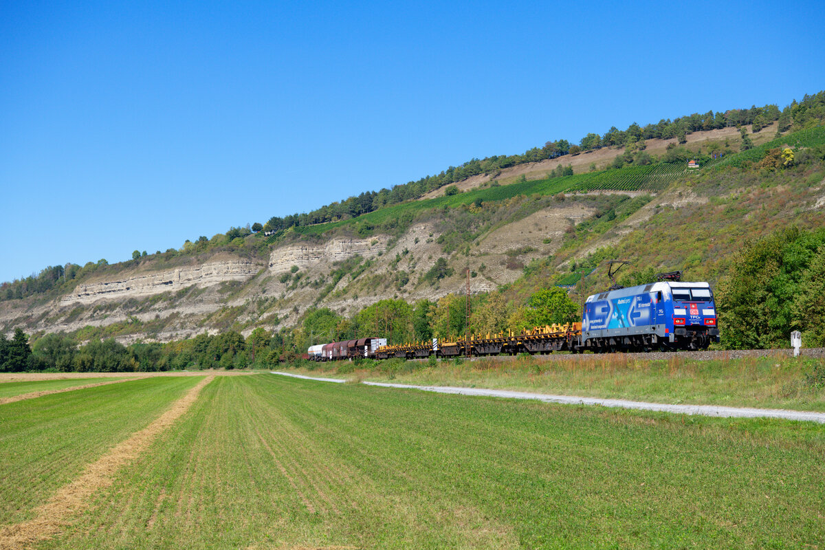 152 135 DB Cargo  TFG Albatros Express  mit einem gemischten Güterzug bei Thüngersheim Richtung Würzburg, 09.09.2020