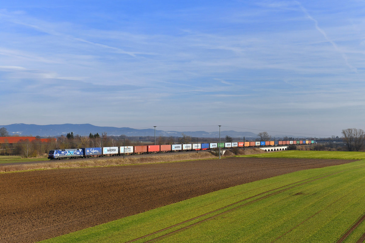152 135 mit einem Containerzug am 25.01.2018 bei Straubing. 