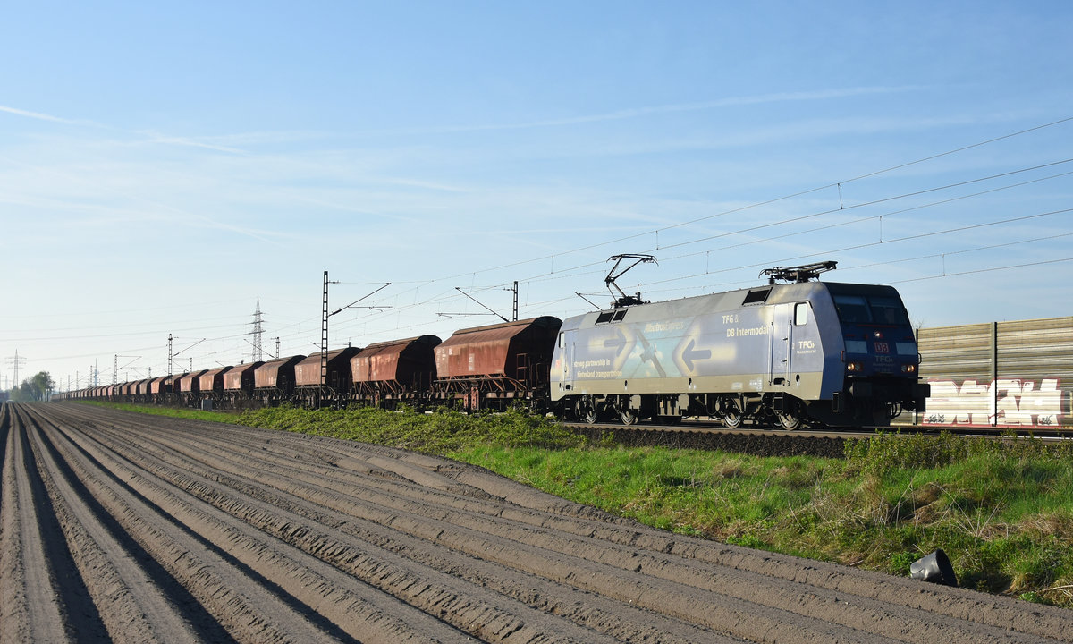 152 136-8 Albatros unterwegs mit Schüttgut in Richtung Hamburg. Höhe Bardowick, 20.04.2018.