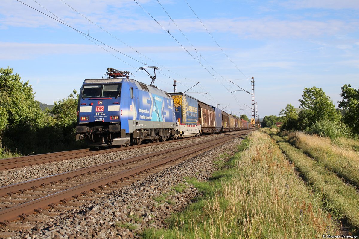 152 136-8 DB mit einem gemischten Güterzug bei Thüngersheim am 21.06.2018