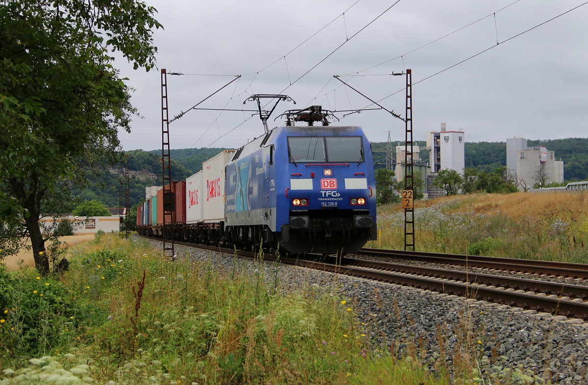 152 136-8 mit Containerzug in Fahrtrichtung Süden. Aufgenommen bei Karlsdtadt am 10.07.2014.