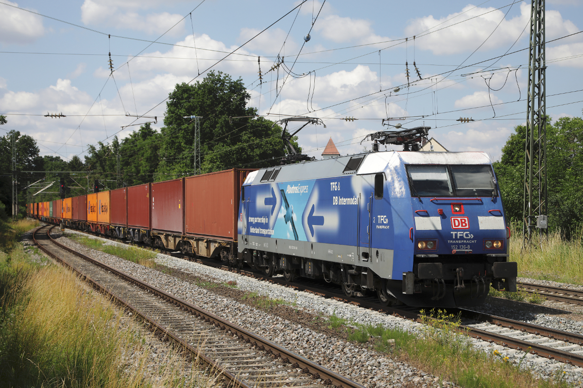 152 136  Albatros-Express  mit Containern in Roßtal, 24.06.2023
