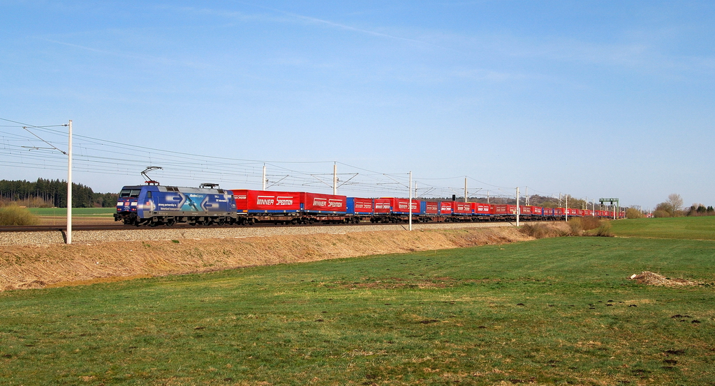 152 136 (Albatros) mit Winner-Gz bei Mammendorf (30.03.2014)