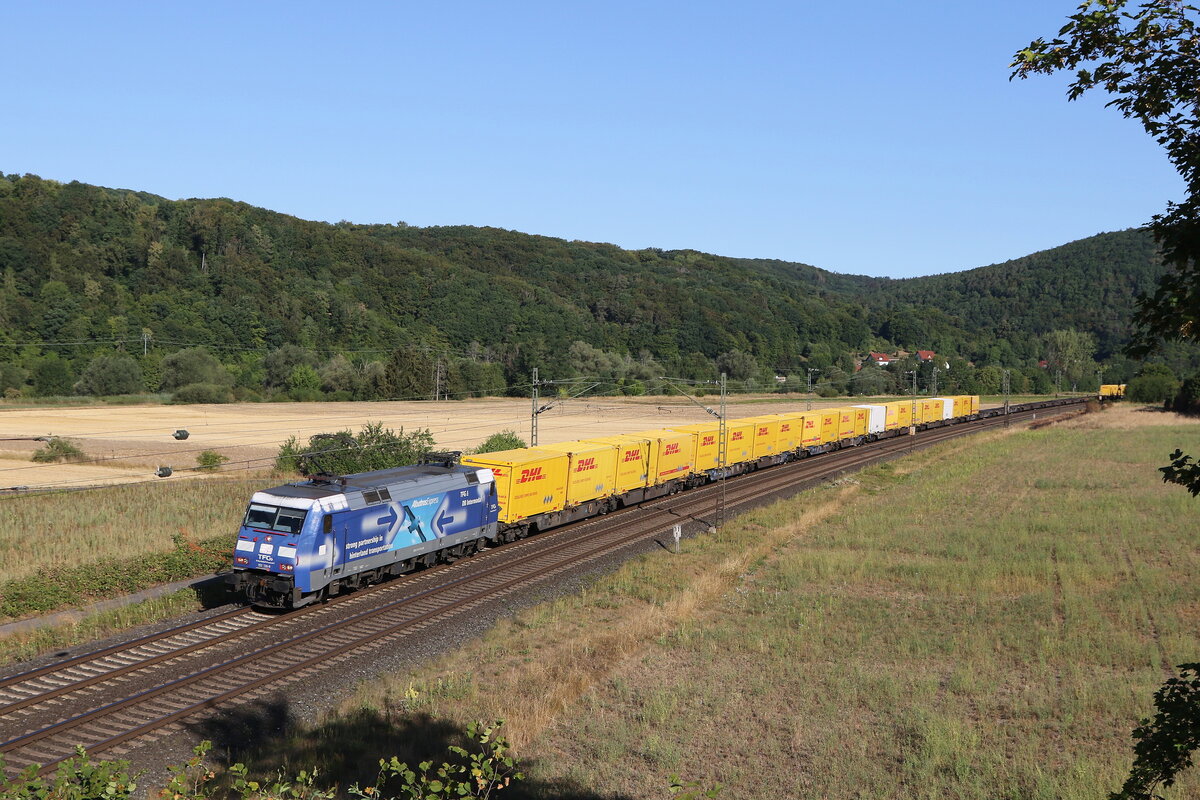 152 136  ALBATROS  von  TFG  mit dem  DHL-Zug  auf dem Weg nach Würzburg am 6. August 2022 bei Harrbach.