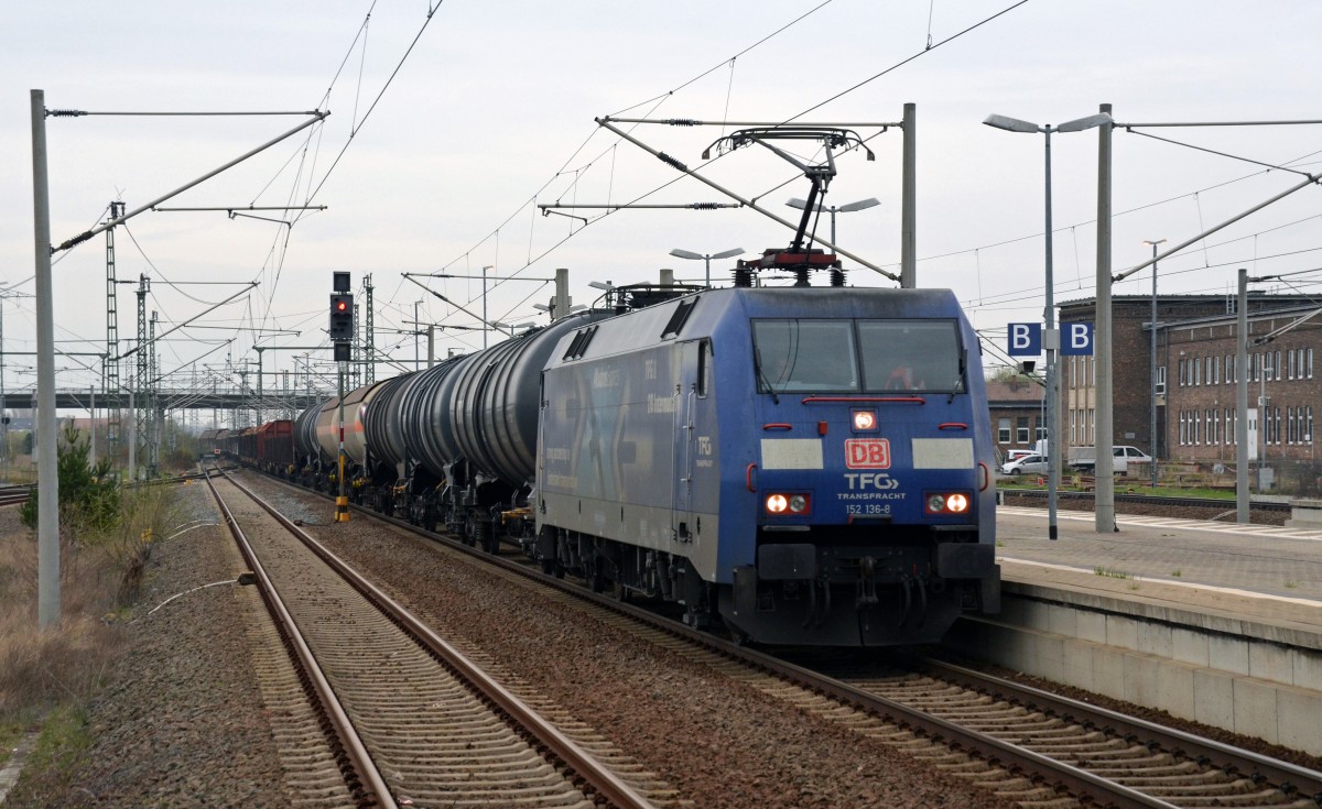 152 136 hatte am 16.04.15 einen gemischten Güterzug am Haken. mit dem sie Bitterfeld Richtung Leipzig durchfuhr.