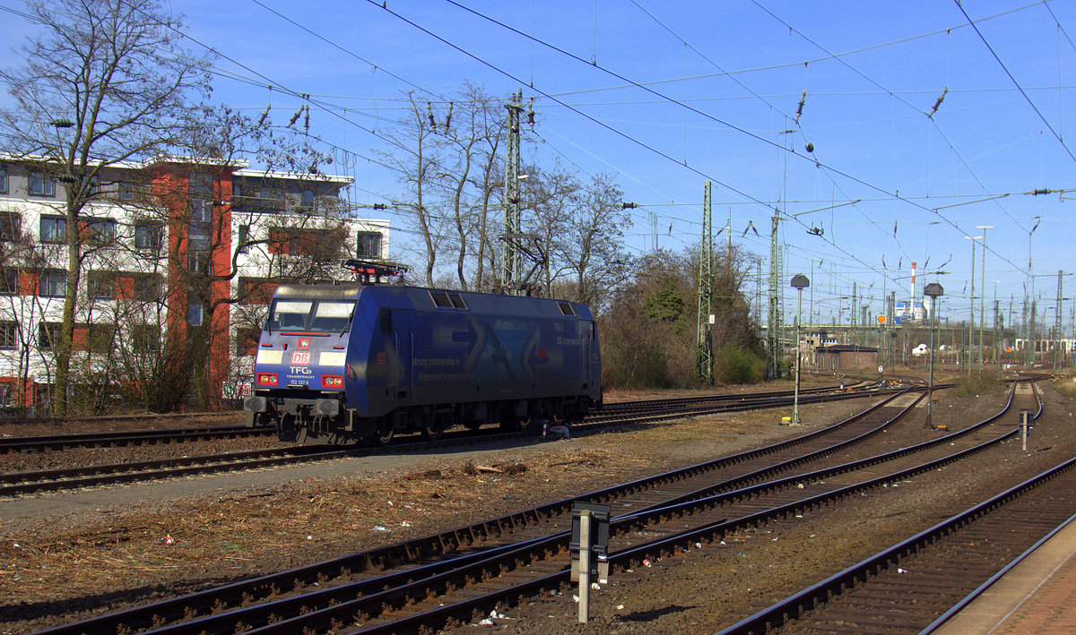 152 137-6  (DB/TFG-Transfracht) rangiert in Neuss-Gbf . 
Aufgenommen vom Bahnsteig 7 in Neuss-Hbf. 
Bei schönem Frühlingswetter am Nachmittag vom 6.4.2018.