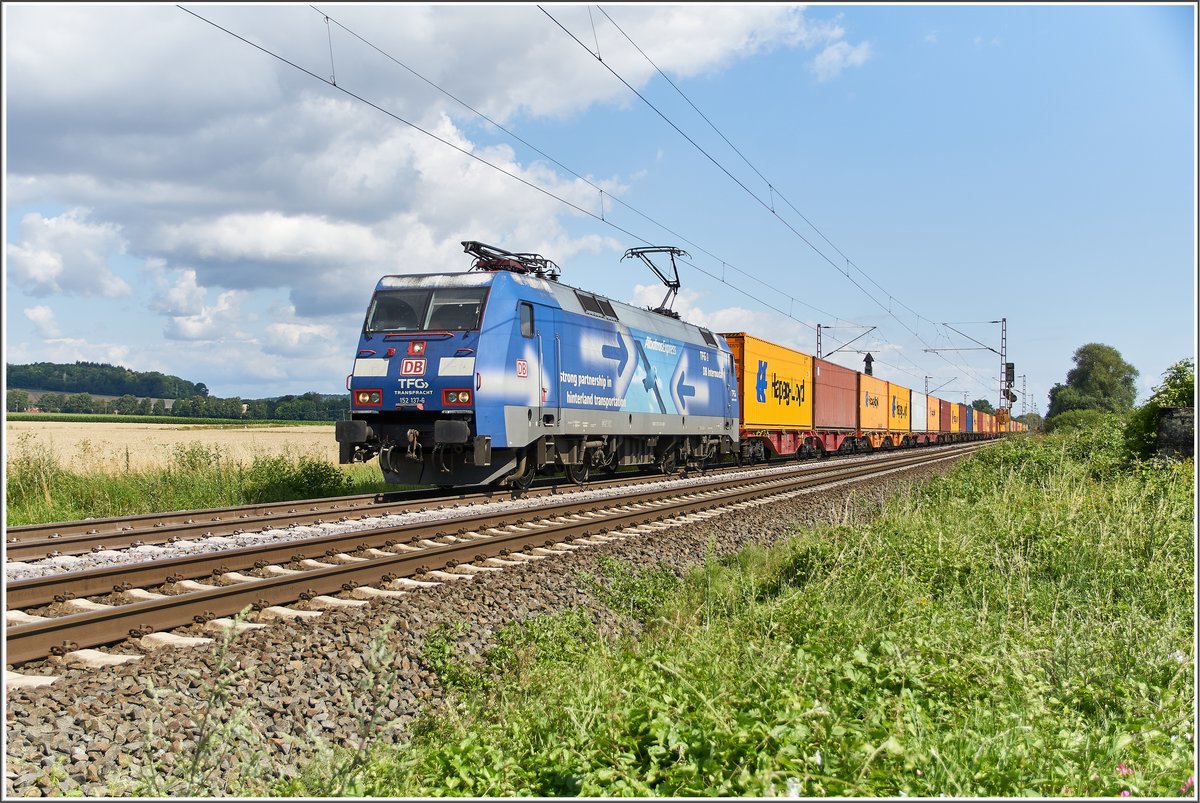152 137-6 ist mit einen Containerzug am 22.07.2020 bei Friedland in Richtung Süden unterwegs.
