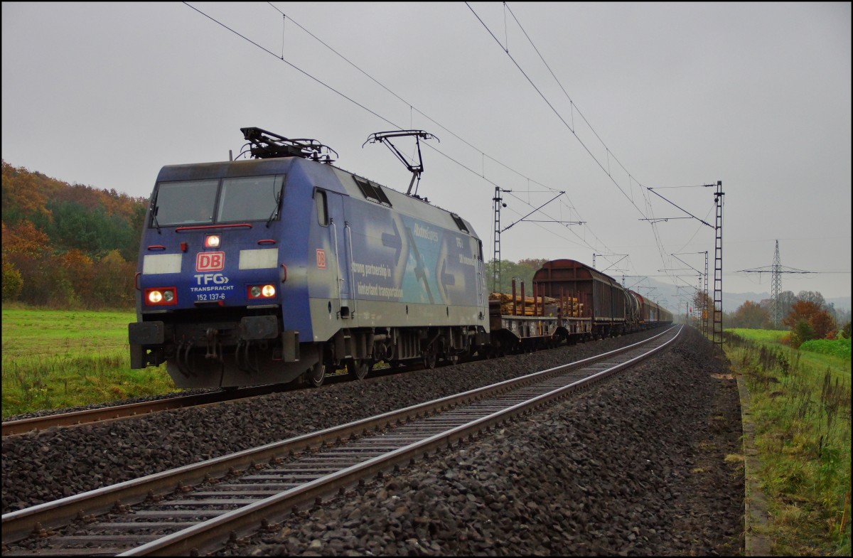 152 137-6 mit einen gemischten Güterzug bei Haarbach am 11.11.14 unterwegs.