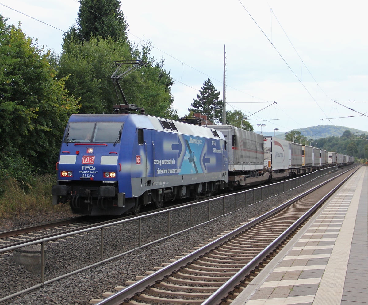 152 137-6 mit KLV-Zug in Fahrtrichtung Norden. Aufgenommen am 11.08.2013 in Wehretal-Reichensachsen.