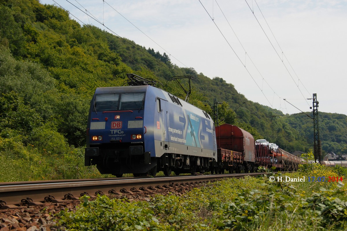 152 137-6 TFG Albatros mit einem gemischten Güterzug am 17.07.2014 in Erpel.