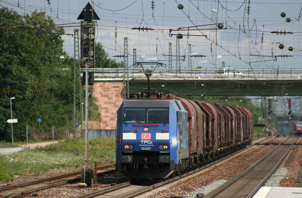 152 137 im Bahnhof Graben-Neudorf, aufgenommen mit viel Brennweite am 17.07.2012.