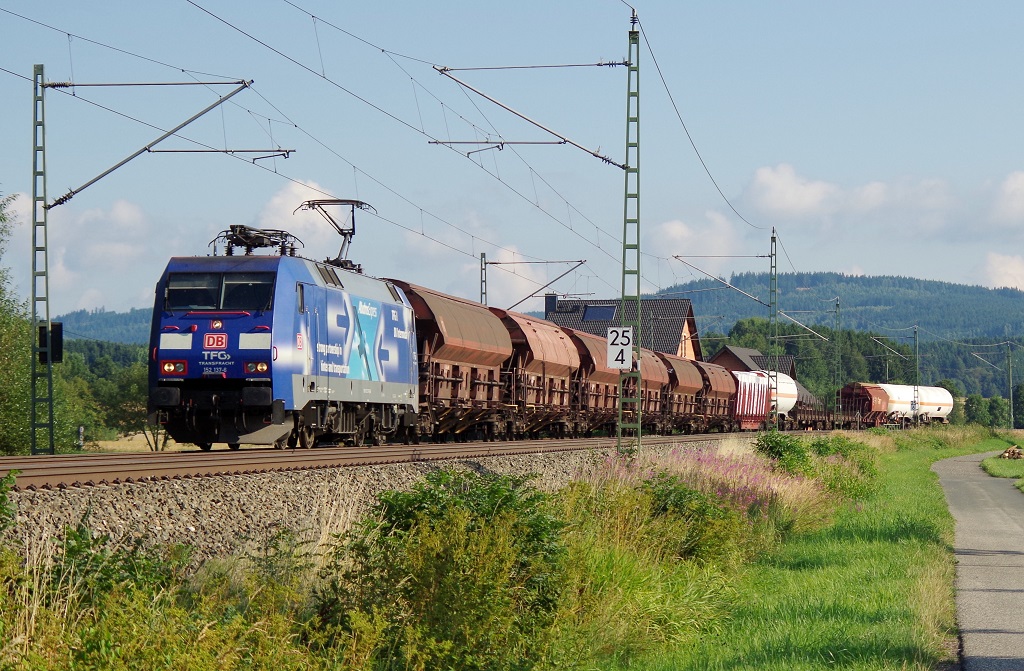 152 137 TFG Albatros Express mit EZ 51711 in Neukenroth gen Kronach am 14.08.2013.