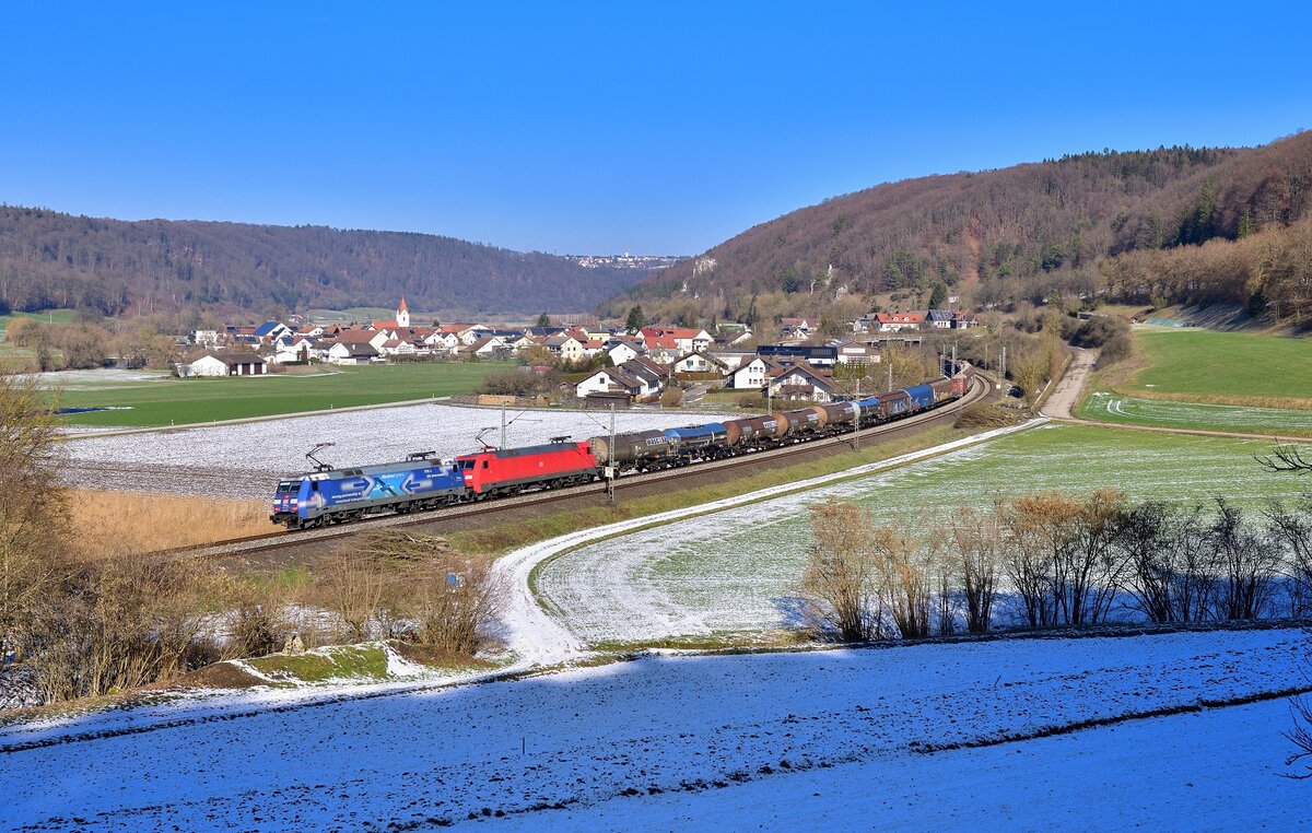 152 138 + 152 1xx mit einem Güterzug am 08.02.2023 bei Breitenfurt.