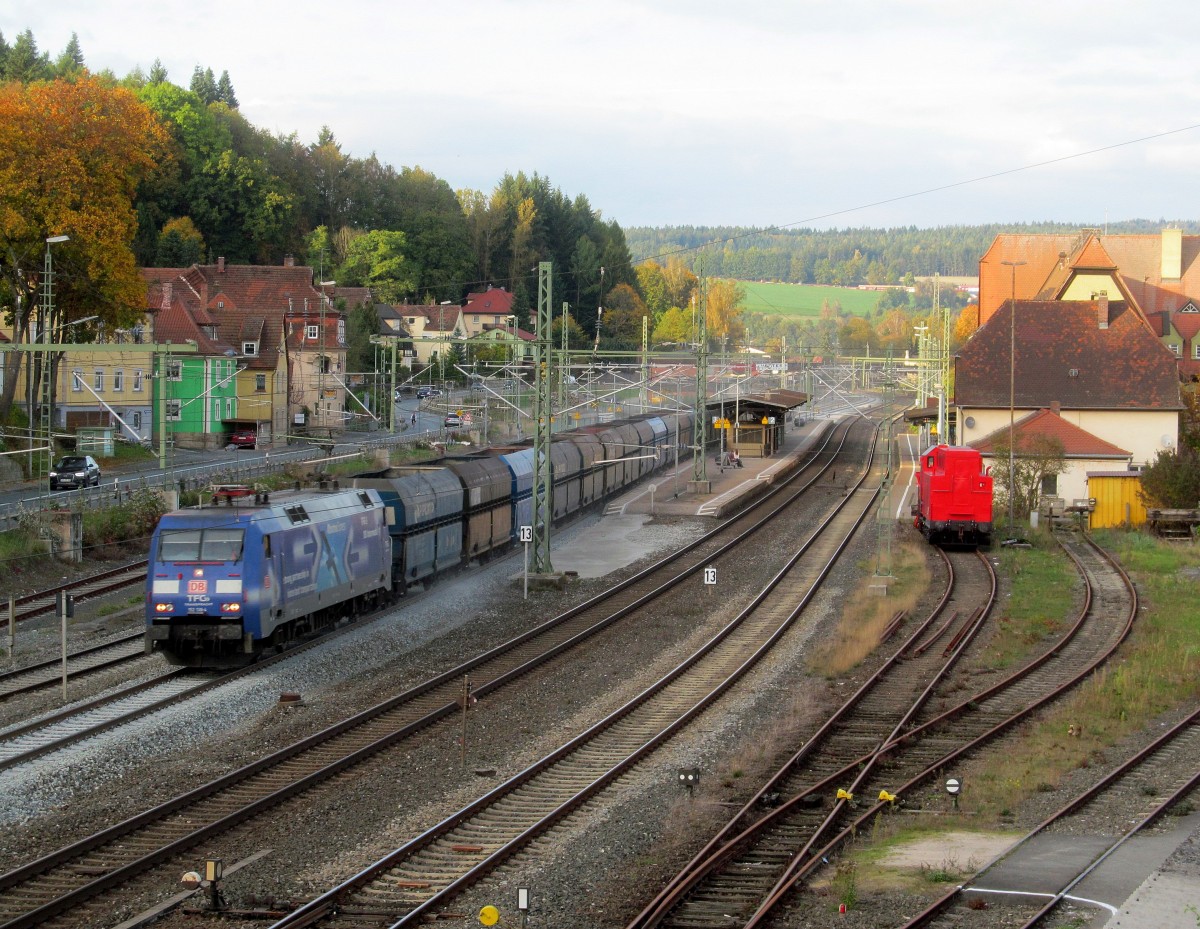 152 138-4  Albatros Express  zieht am 12. Oktober 2014 einen PKP Kohlezug durch Kronach in Richtung Lichtenfels.