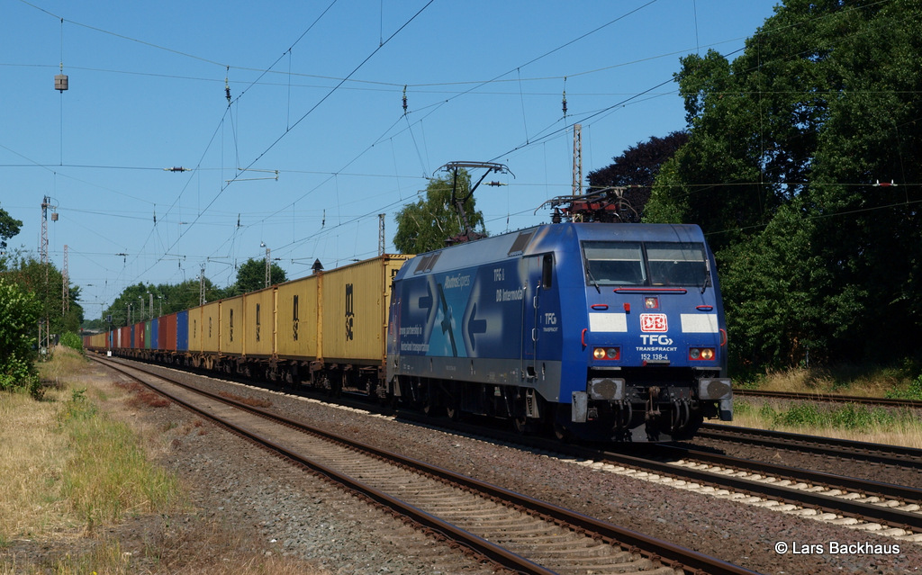 152 138-4  Albatros  fliegt am 01.07.15 mit ihrem Containerzug aus Bremerhaven durch Langwedel Richtung Hannover.
