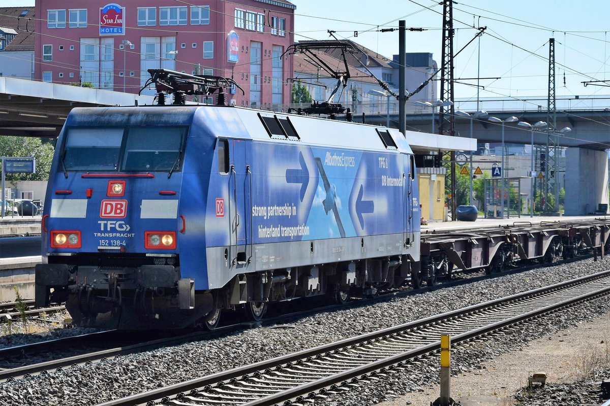 152 138-4 bei der Durchfahrt in Regensburg am 23.07.2019.