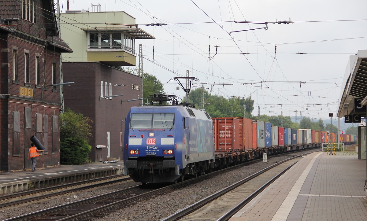 152 138-4 mit Containerzug in Fahrtrichtung Süden. Aufgenommen in Eichenberg am 12.09.2013.