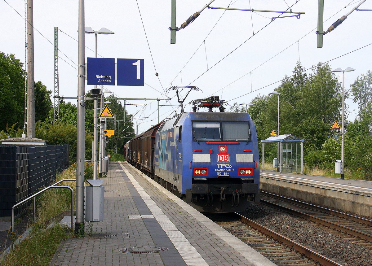 152 138-4 der TFG Transfracht  kommt mit einem Audi-VW-Skoda-Zug aus Osnabrück nach Kortenberg-Goederen(B) und kommt aus Richtung Mönchengladbach-Hbf,Rheydt-Hbf,Wickrath,Beckrath,Herrath und fährt durch Erkelenz in Richtung Baal,Hückelhoven-Baal,Brachelen,Lindern,Süggerath,Geilenkirchen,Frelenberg,Zweibrüggen,Übach-Palenberg,Rimburg,Finkenrath,Hofstadt,Herzogenrath, Kohlscheid,Richterich,Laurensberg,Aachen-West. 
Aufgenommen vom Bahnsteig 1 in Erkelenz.
Bei Sommerwetter am Abend vom 8.6.2017.