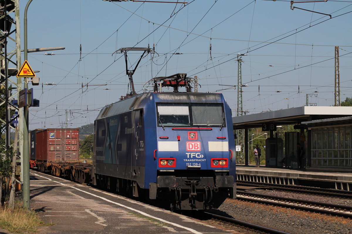 152 138  Albatros Express  am 16.08.2018 mit einem Containerzug in Eichenberg.