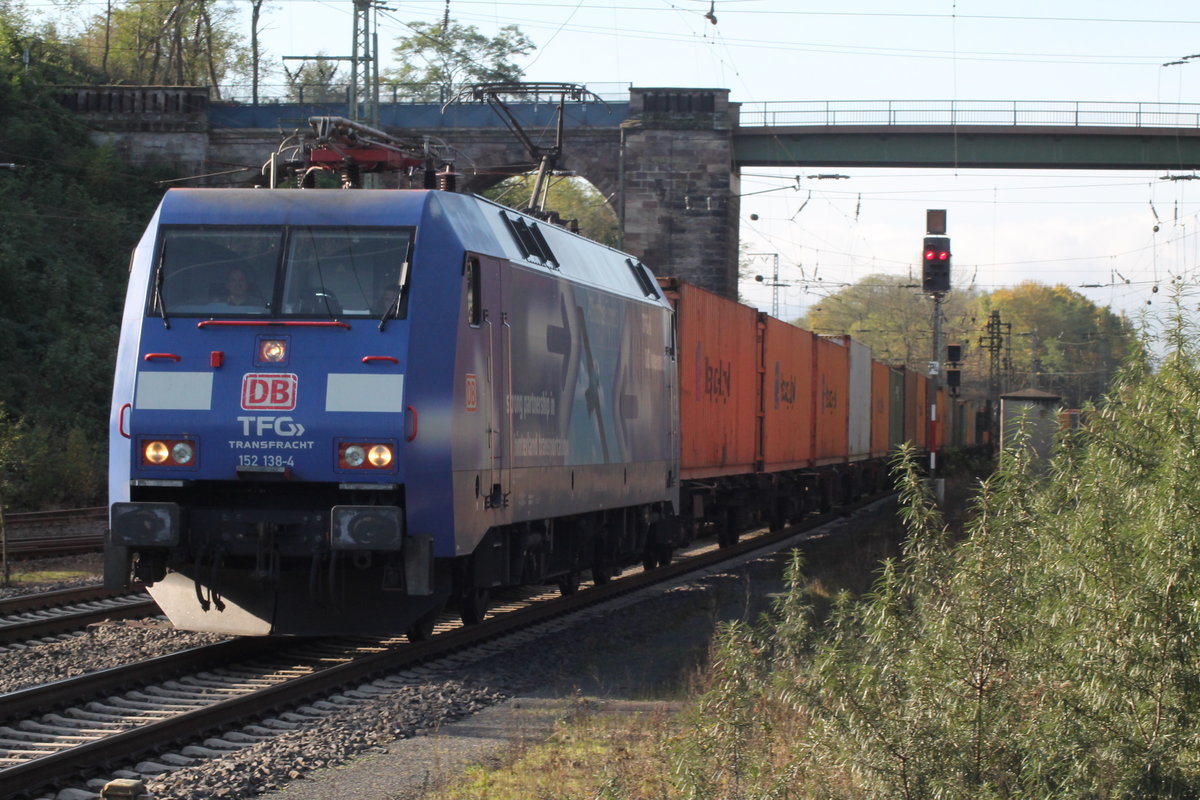 152 138  Albatros Express  am 23.10.2014 mit einem Containerzug in Eichenberg.