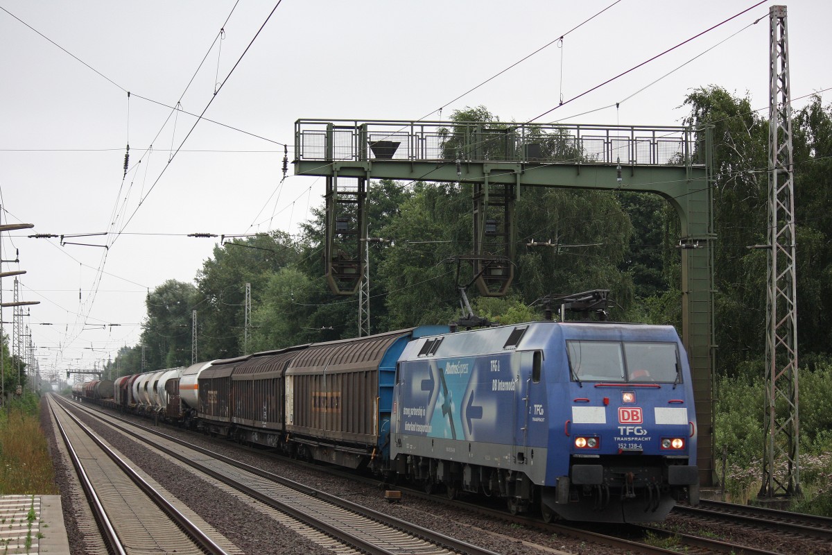 152 138 am 8.8.13 mit einem gemischten G�terzug in Dedensen-G�mmer.
