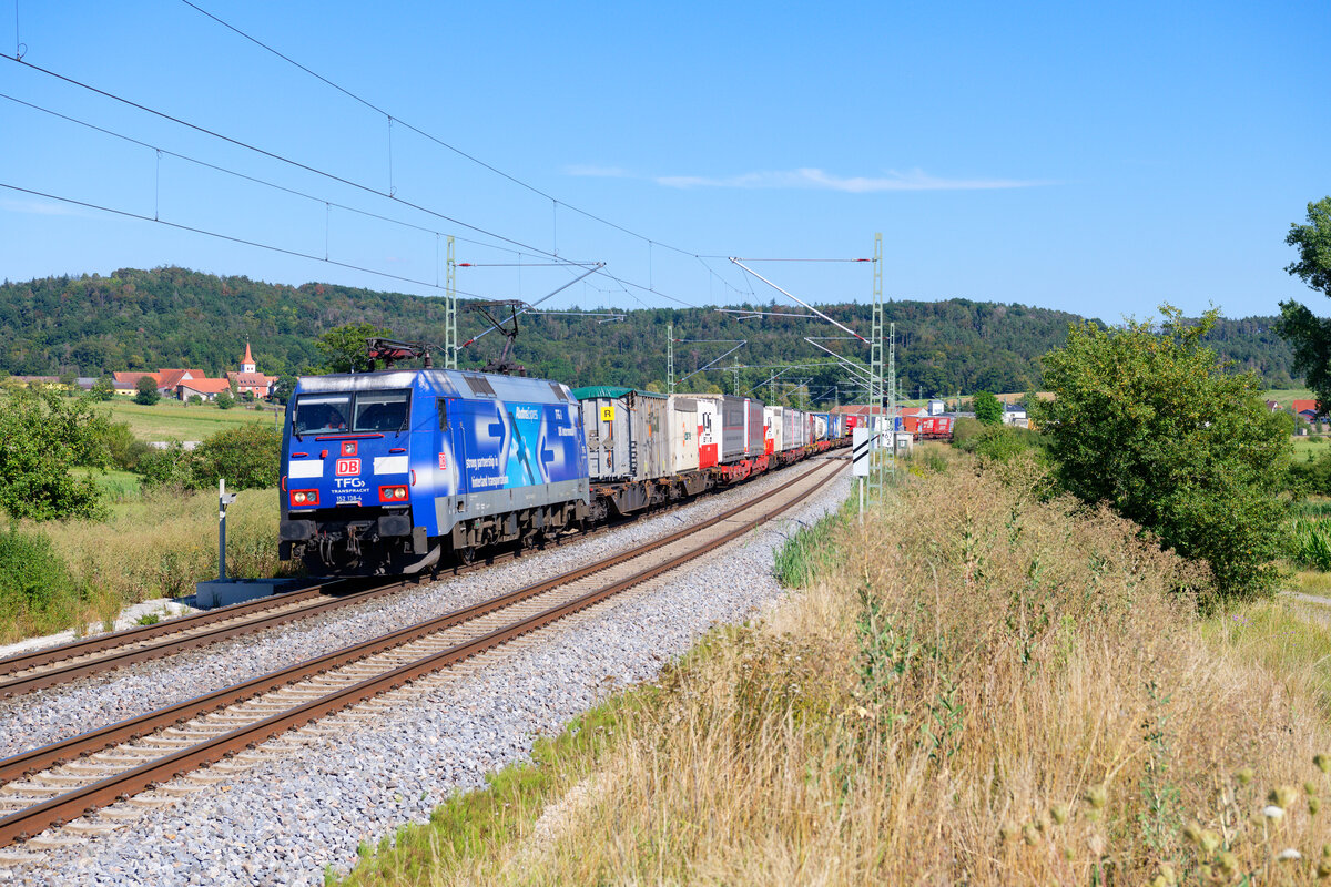 152 138 DB Cargo  TFG Transfracht  mit einem KLV-Zug bei Oberdachstetten Richtung Würzburg, 06.08.2020