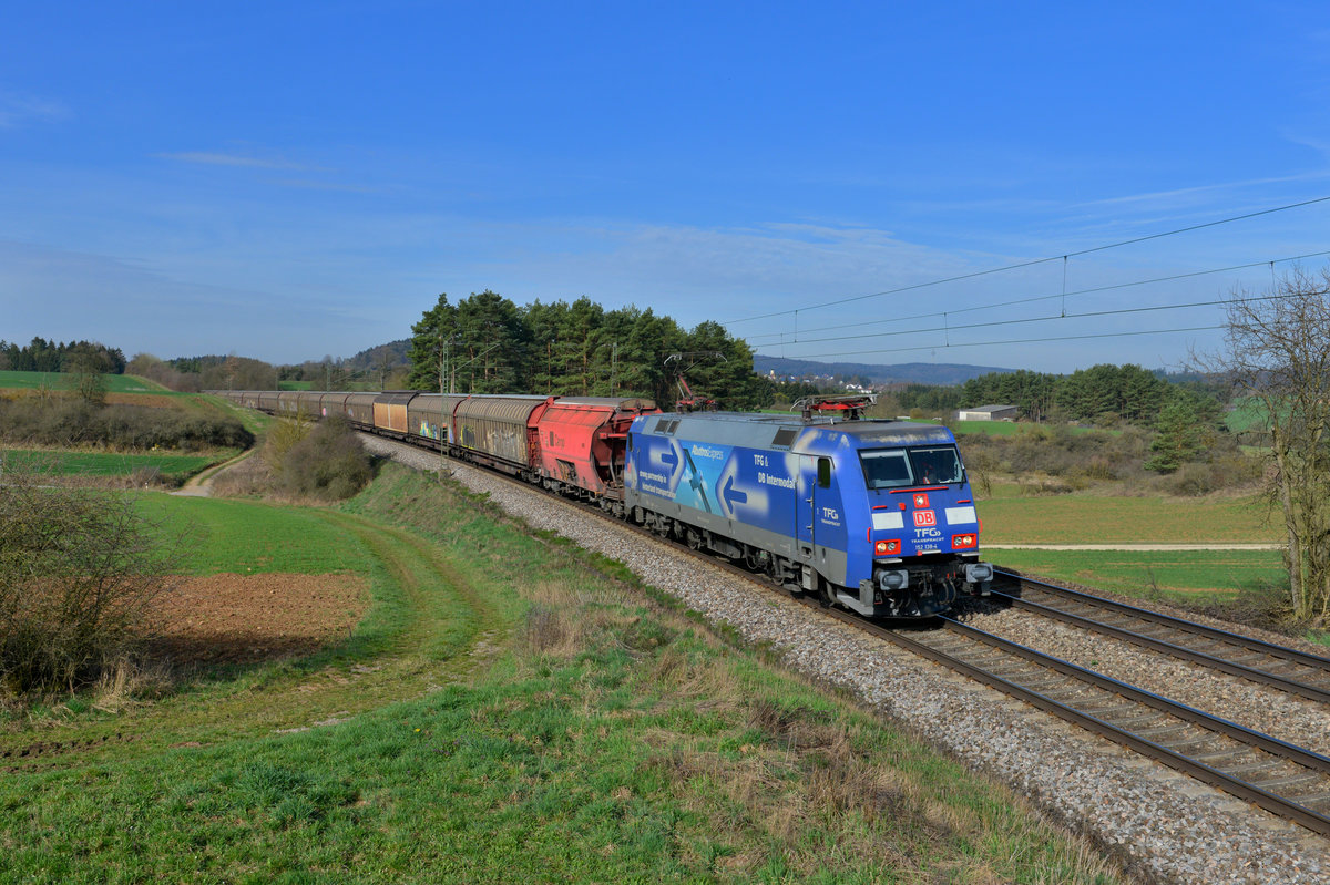 152 138 mit einem Güterzug am 05.04.2016 bei Kerschhofen. 