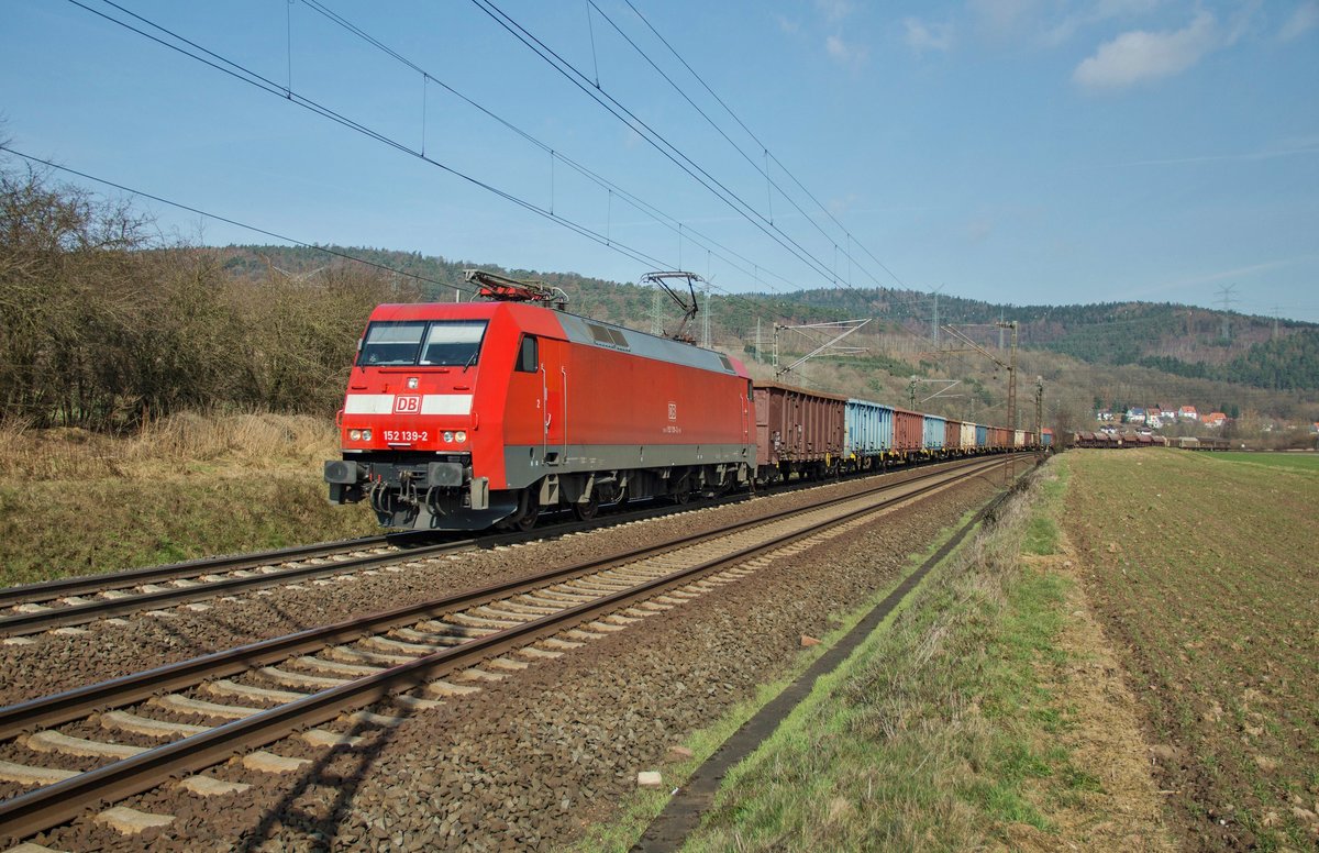 152 139-2 ist am 14.03.2017 mit einen gemischten Güterzug bei Reilos zu sehen.