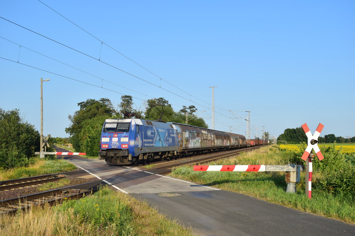 152 139 Albatros kommt mit einem Schiebewandwagenzug durch Güterglück gen Magdeburg gefahren.

Güterglück 18.07.2023