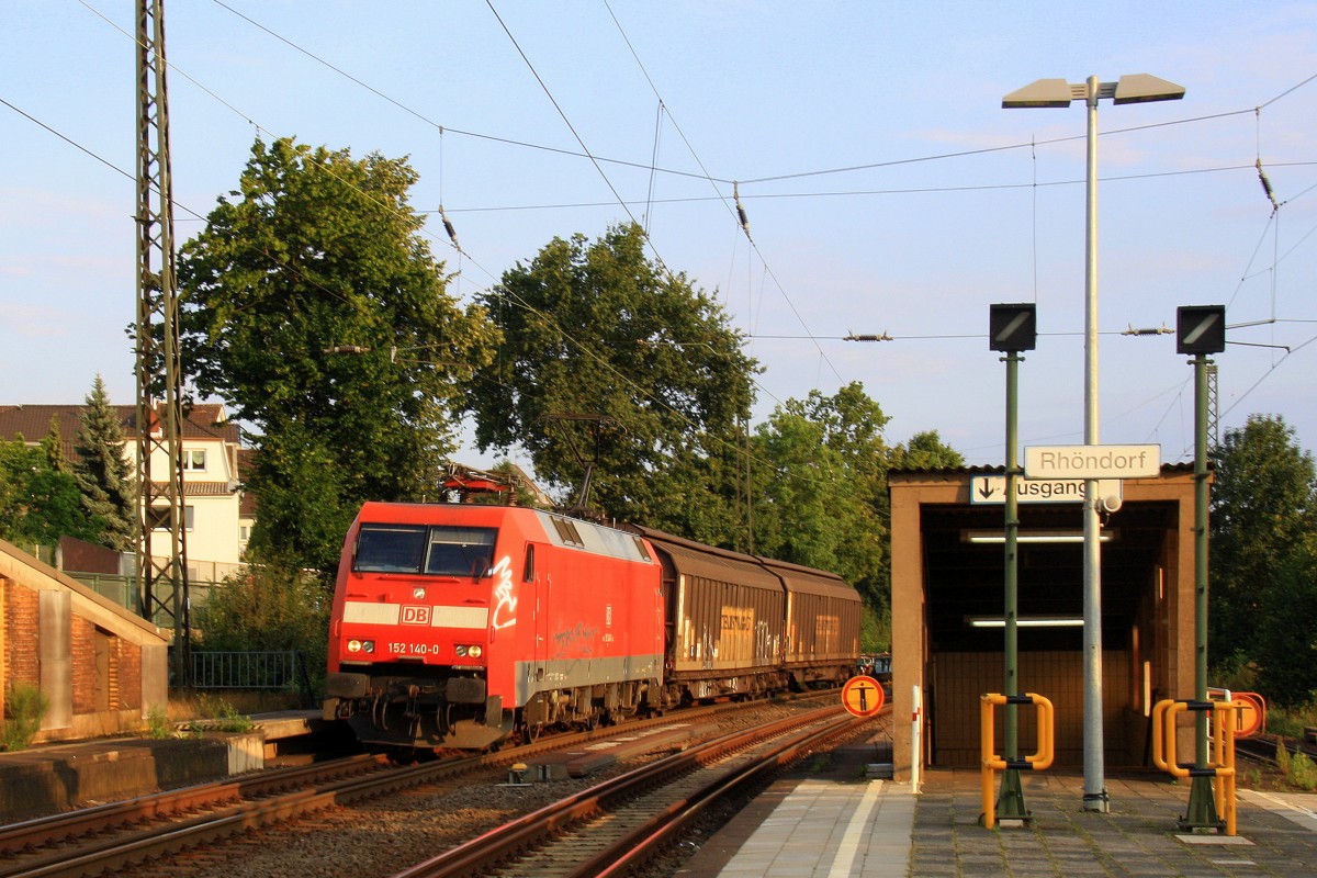152 140-0 DB kommt mit einem langen gemischten Gterzug aus Sden nach Kln-Gremberg aus Richtung Koblenz und fhrt in Richtung Kln. 
Aufegenommen auf der Rechten Rheinstrecke (KBS 465) in Rhndorf(am Rhein) am einem schnem Sommerabend am 28.8.2013.