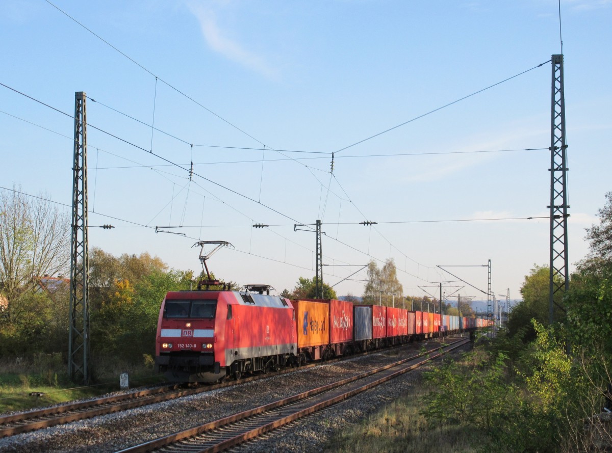 152 140-0 zieht am 01.November 2014 einen Containerzug durch Eggolsheim in Richtung Bamberg.