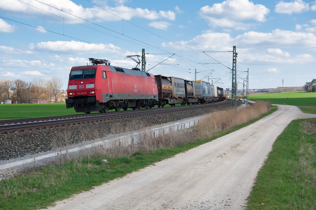 152 142 mit einem KLV-Zug bei Ansbach Richtung Würzburg, 07.04.2019
