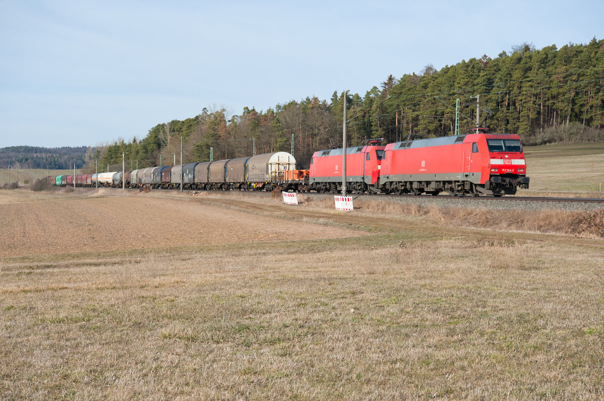 152 144 und 152 015 mit einem gemischten Güterzug Richtung Ansbach bei Mitteldachstetten, 23.02.2019