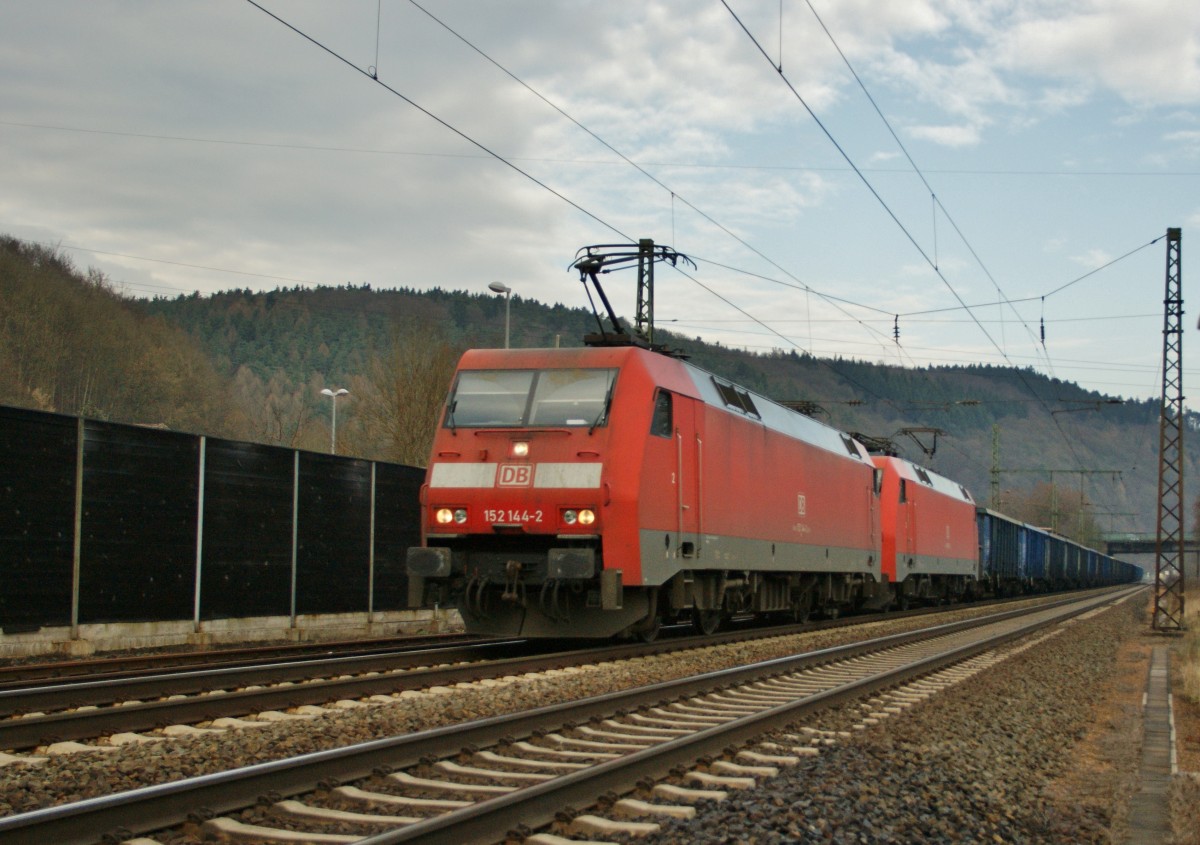 152 144-2 und 152 125-1 mit leeren Eaos vor der Einfahrt in den Bhf. von Bad Hersfeld am 18.12.13.