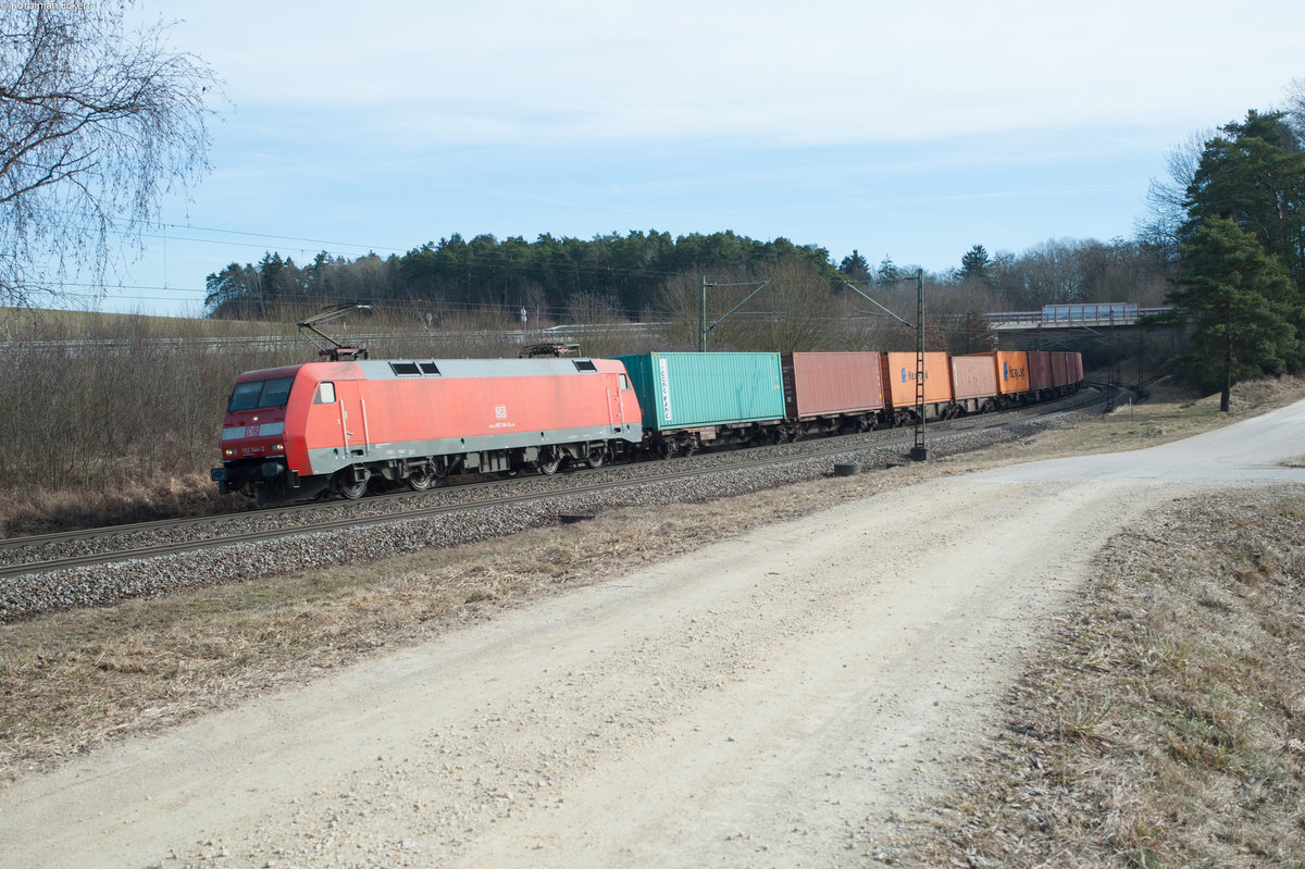 152 144-2 mit einem Containerzug bei Sinngrün Richtung Nürnberg, 04.03.2017