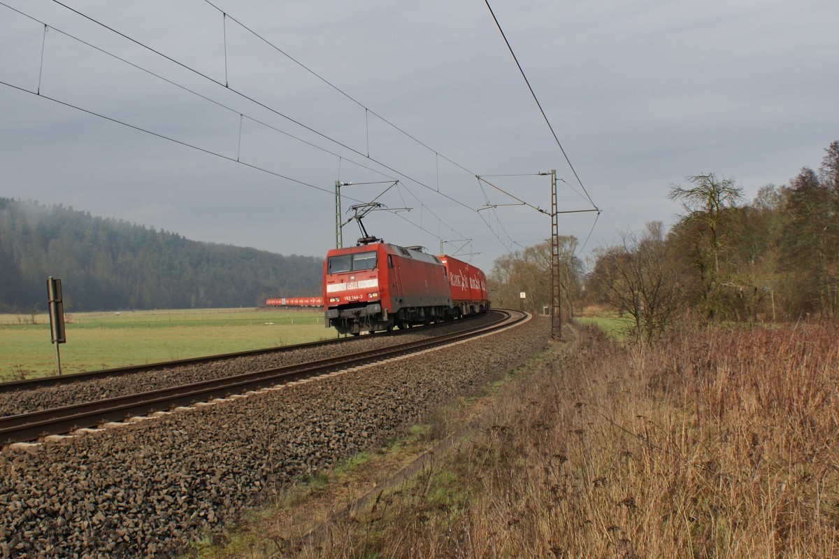 152 144-2 mit einen Containerzug Richtung Süden am 18.02.14 bei Hermannspiegel.
