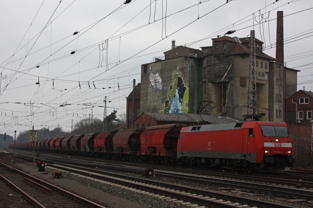 152 144 am 28.3.13 mit einem Kalizug beim Halt in Verden (Aller).