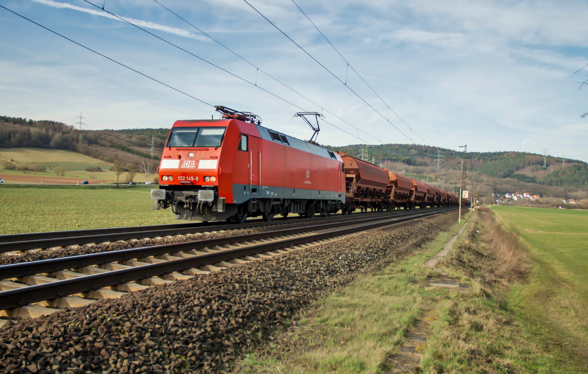 152 145-9 ist am 14.03.2017 mit einen Schüttgutzug in Richtung Fulda bei Reilos unterwegs.