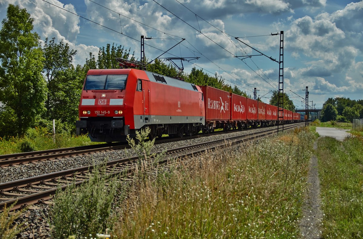 152 145-9 ist mit einen Containerzug in Richtung Rostocker Seehafen am 09.08.16 bei Thüngersheim unterwegs. 