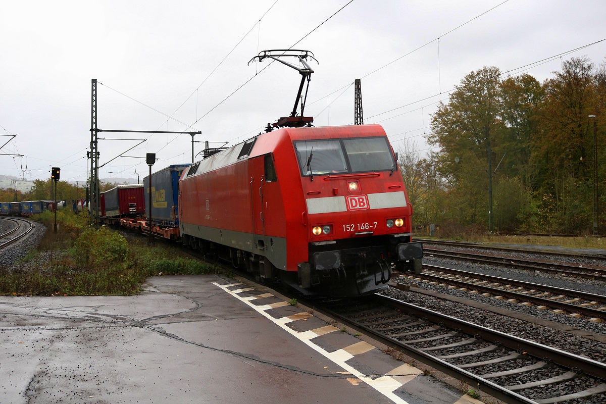 152 146-7 DB als gemischter Gz durchfährt den Bahnhof Schlüchtern auf der Bahnstrecke Fulda–Hanau (Kinzigtalbahn | KBS 615) auf Gleis 3 Richtung Hanau. [22.10.2017 | 13:05 Uhr]