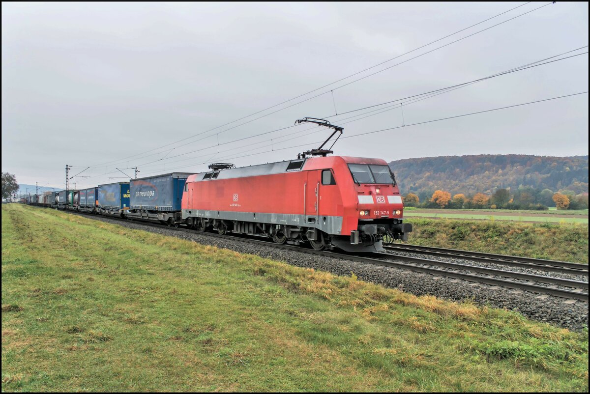 152 147-5 mit einem Aufliegerzug am 27.10.2021 in Himmelstadt.