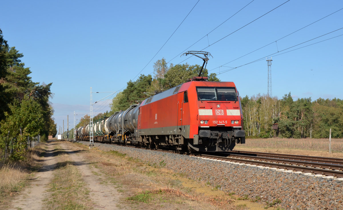152 147 führte am 27.09.18 einen Kesselwagenzug, in dem auch Chemiecontainer mitliefen, durch Marxdorf Richtung Zeithain.